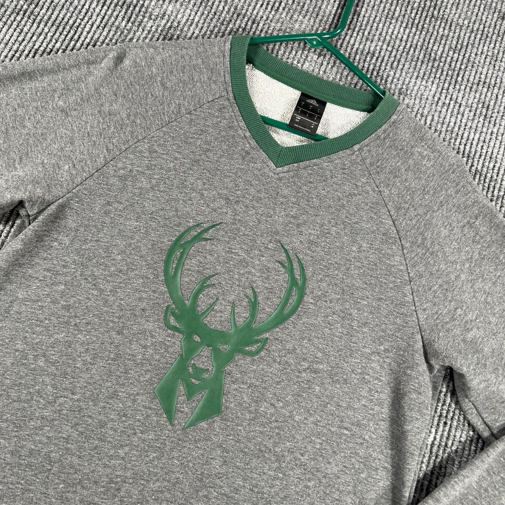 Milwaukee Bucks Sweatshirt Mens Small Gray Long Sleeve Adidas NBA Basketball